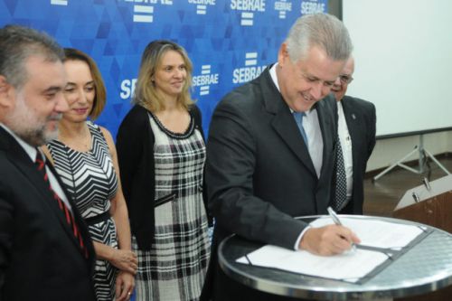 Governo e Sebrae fecham parceria para aumentar competição em licitações