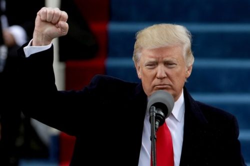 Trump reforça proteccionismo no emprego e compras públicas